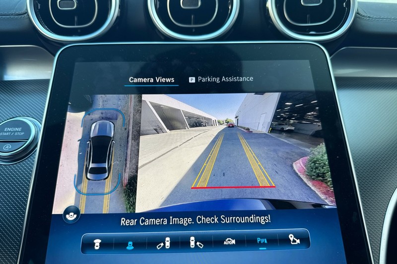 Mercedes-Benz C-Class Vehicle Full-screen Gallery Image 26