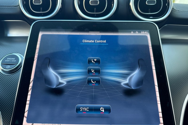 Mercedes-Benz C-Class Vehicle Full-screen Gallery Image 27