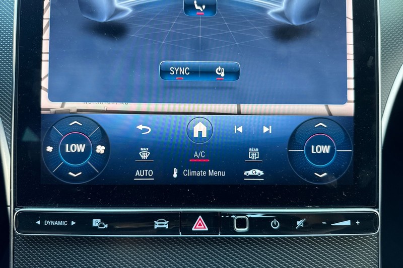 Mercedes-Benz C-Class Vehicle Full-screen Gallery Image 28