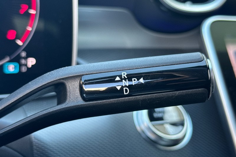 Mercedes-Benz C-Class Vehicle Full-screen Gallery Image 30