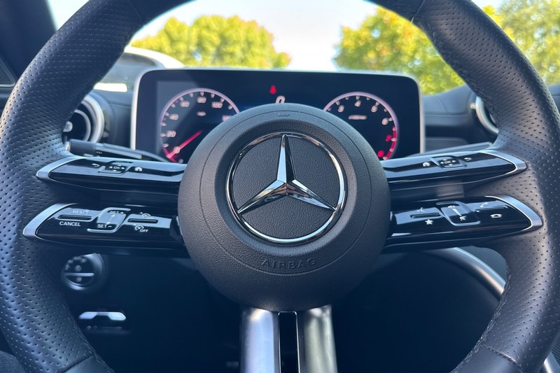 Mercedes-Benz C-Class Vehicle Full-screen Gallery Image 32