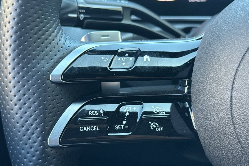 Mercedes-Benz C-Class Vehicle Full-screen Gallery Image 33