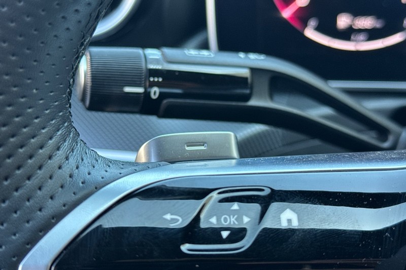 Mercedes-Benz C-Class Vehicle Full-screen Gallery Image 34
