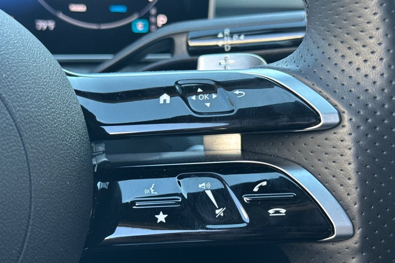 Mercedes-Benz C-Class Vehicle Full-screen Gallery Image 35