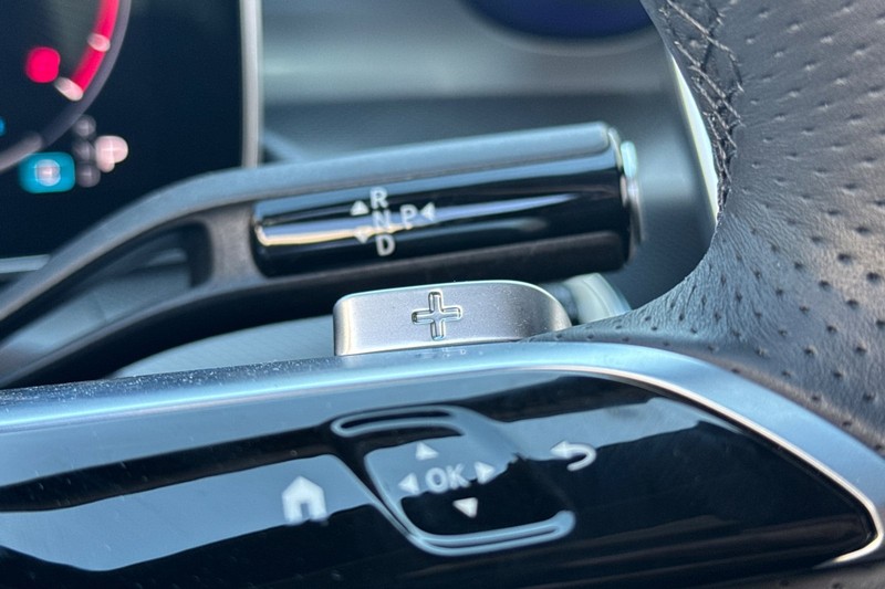 Mercedes-Benz C-Class Vehicle Full-screen Gallery Image 36