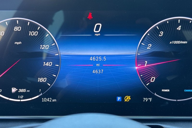 Mercedes-Benz C-Class Vehicle Full-screen Gallery Image 37