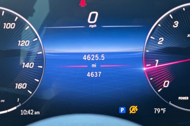 Mercedes-Benz C-Class Vehicle Full-screen Gallery Image 38