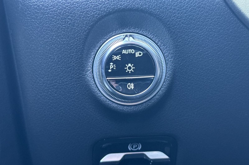 Mercedes-Benz C-Class Vehicle Full-screen Gallery Image 39