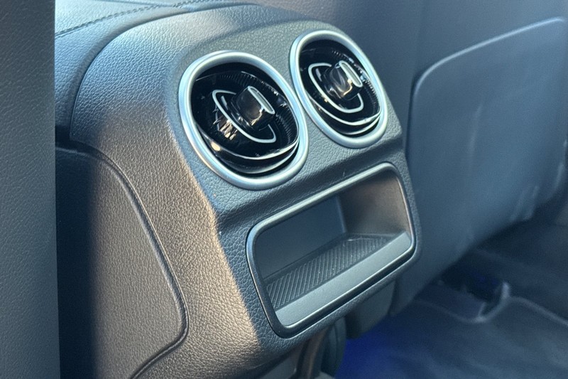 Mercedes-Benz C-Class Vehicle Full-screen Gallery Image 40