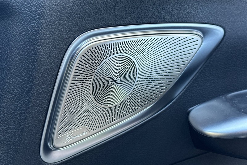 Mercedes-Benz C-Class Vehicle Full-screen Gallery Image 41