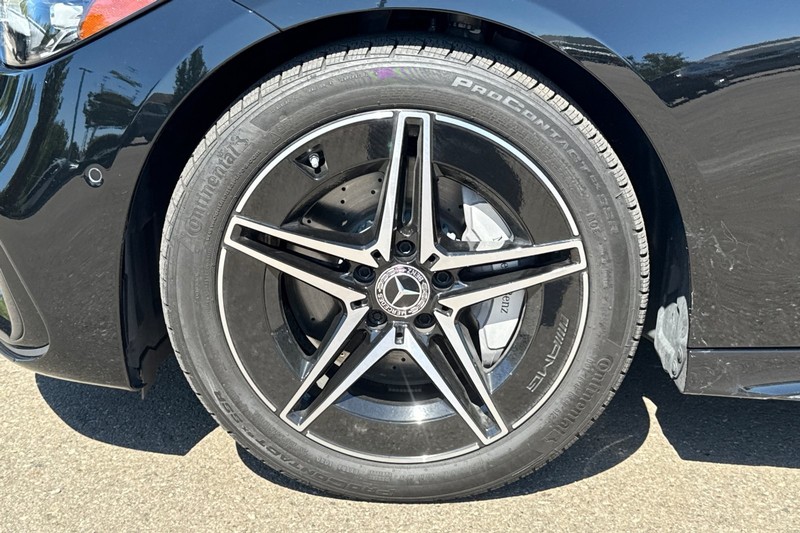 Mercedes-Benz C-Class Vehicle Full-screen Gallery Image 44