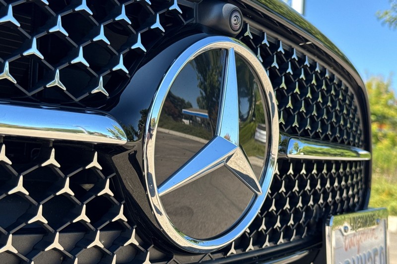 Mercedes-Benz C-Class Vehicle Full-screen Gallery Image 46