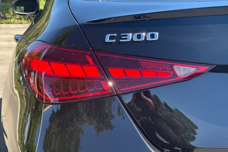 Mercedes-Benz C-Class Vehicle Full-screen Gallery Image 47
