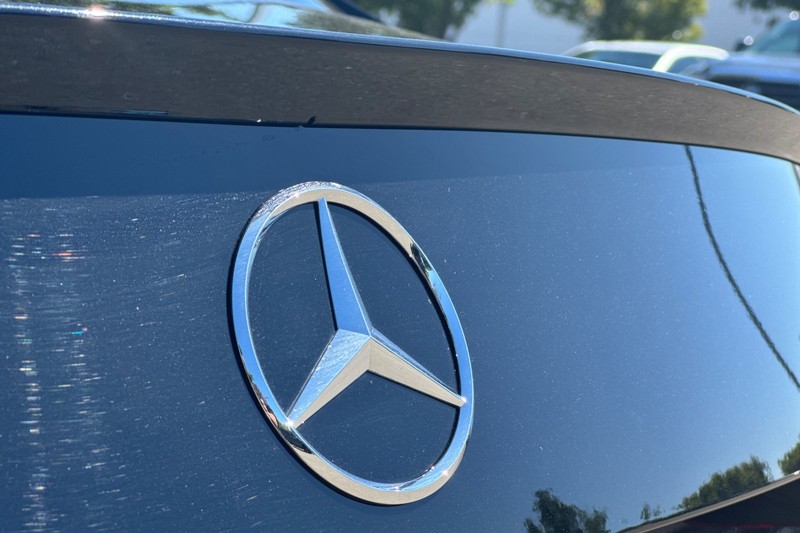Mercedes-Benz C-Class Vehicle Full-screen Gallery Image 48