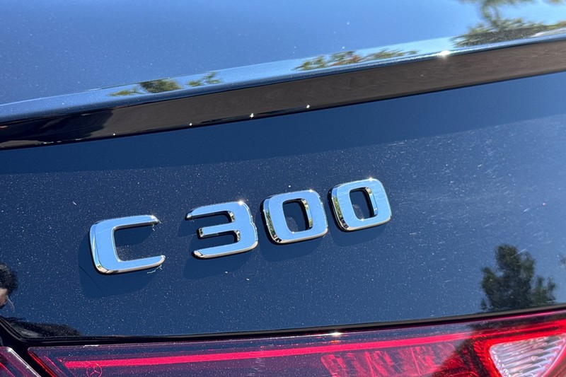 Mercedes-Benz C-Class Vehicle Full-screen Gallery Image 50