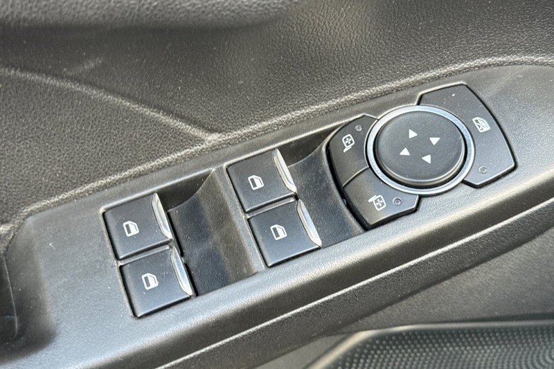 Ford Escape Vehicle Full-screen Gallery Image 12