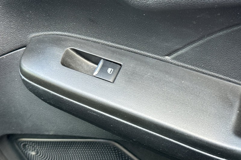 Ford Escape Vehicle Full-screen Gallery Image 22