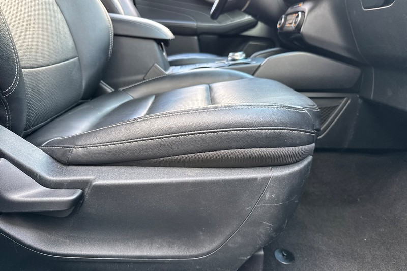 Ford Escape Vehicle Full-screen Gallery Image 23