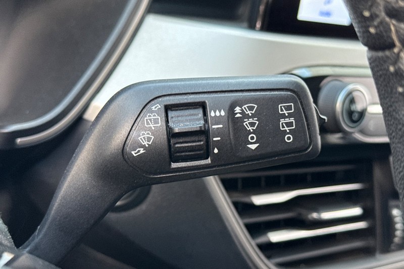 Ford Escape Vehicle Full-screen Gallery Image 39