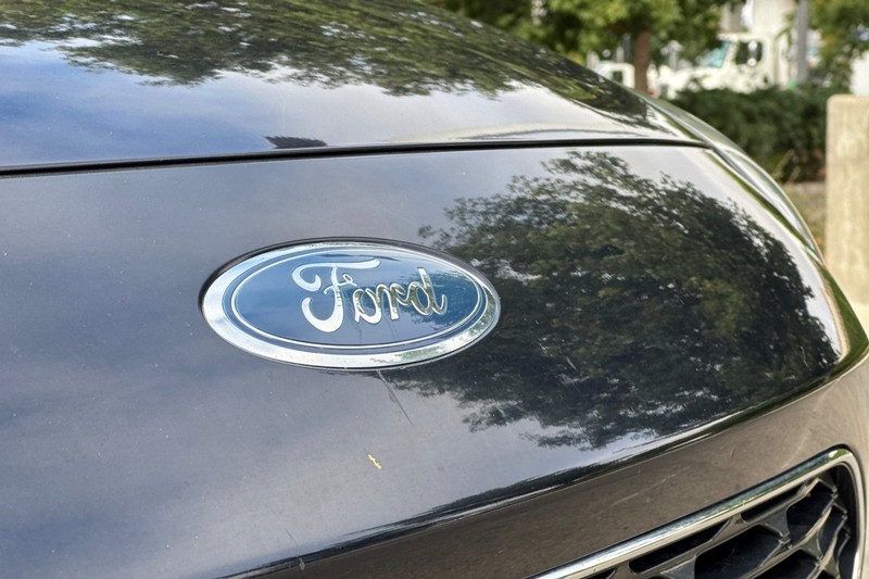 Ford Escape Vehicle Full-screen Gallery Image 47