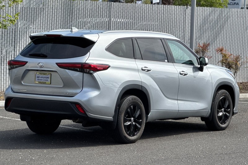 Toyota Highlander Vehicle Full-screen Gallery Image 04