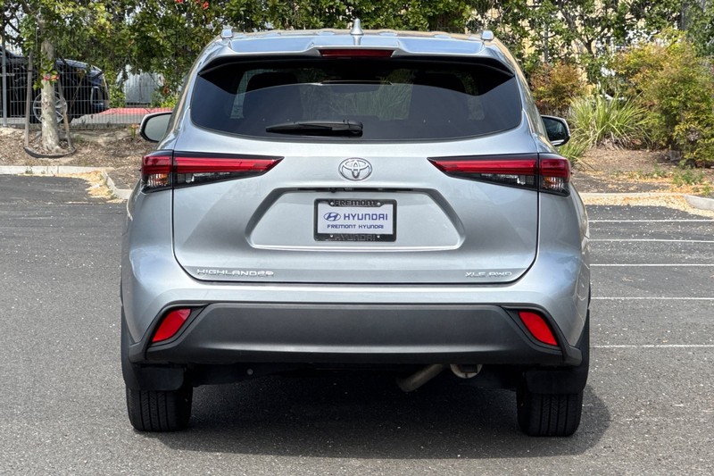 Toyota Highlander Vehicle Full-screen Gallery Image 05