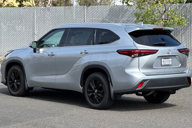 Toyota Highlander Vehicle Full-screen Gallery Image 06