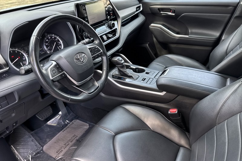 Toyota Highlander Vehicle Full-screen Gallery Image 10