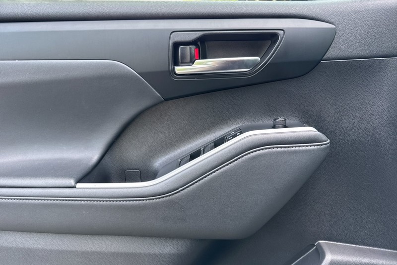 Toyota Highlander Vehicle Full-screen Gallery Image 11