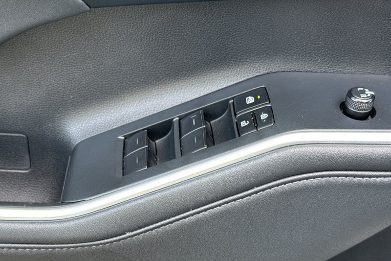 Toyota Highlander Vehicle Full-screen Gallery Image 12