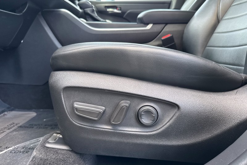 Toyota Highlander Vehicle Full-screen Gallery Image 13