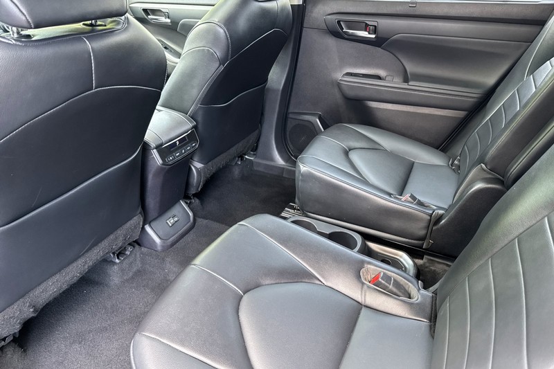 Toyota Highlander Vehicle Full-screen Gallery Image 14