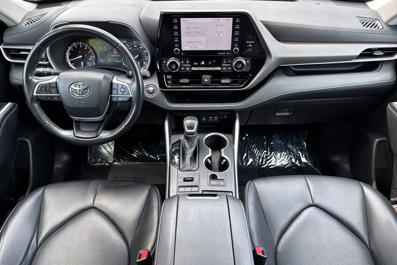 Toyota Highlander Vehicle Full-screen Gallery Image 15