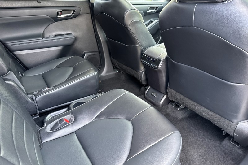 Toyota Highlander Vehicle Full-screen Gallery Image 19