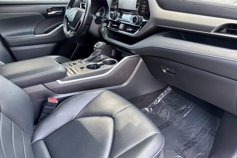 Toyota Highlander Vehicle Full-screen Gallery Image 20