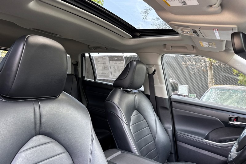 Toyota Highlander Vehicle Full-screen Gallery Image 21