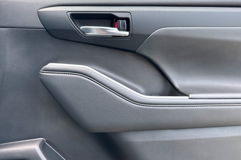 Toyota Highlander Vehicle Full-screen Gallery Image 22
