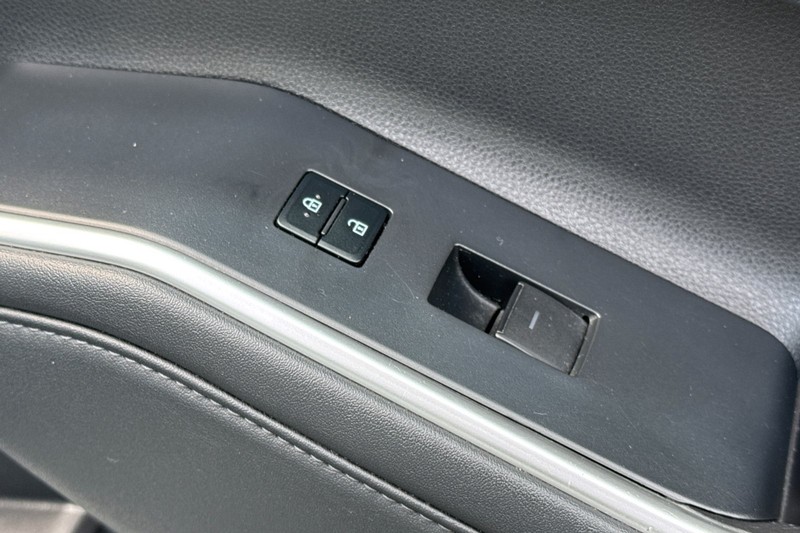 Toyota Highlander Vehicle Full-screen Gallery Image 23