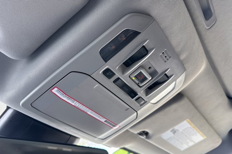 Toyota Highlander Vehicle Full-screen Gallery Image 25