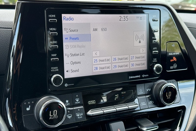 Toyota Highlander Vehicle Full-screen Gallery Image 27