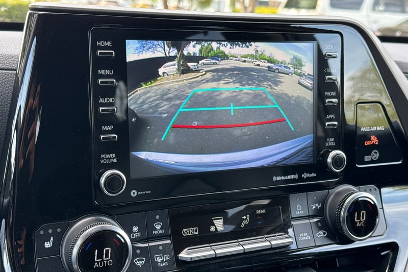 Toyota Highlander Vehicle Full-screen Gallery Image 28