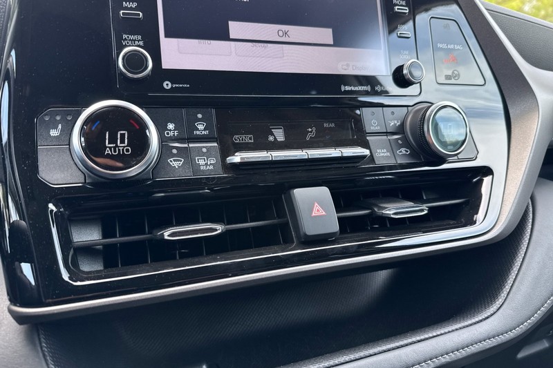 Toyota Highlander Vehicle Full-screen Gallery Image 29