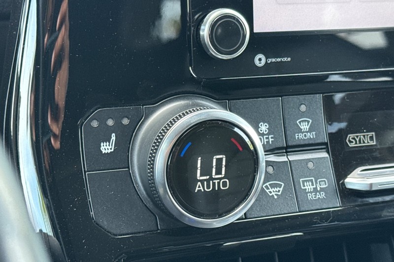 Toyota Highlander Vehicle Full-screen Gallery Image 30
