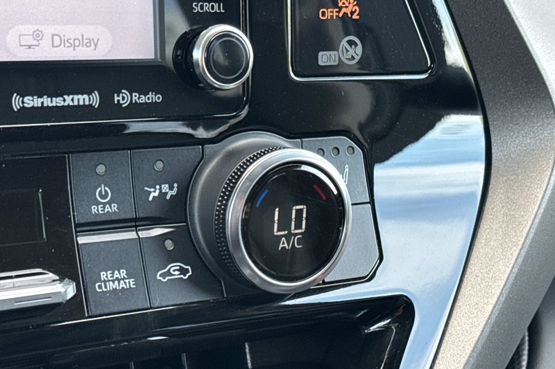 Toyota Highlander Vehicle Full-screen Gallery Image 31