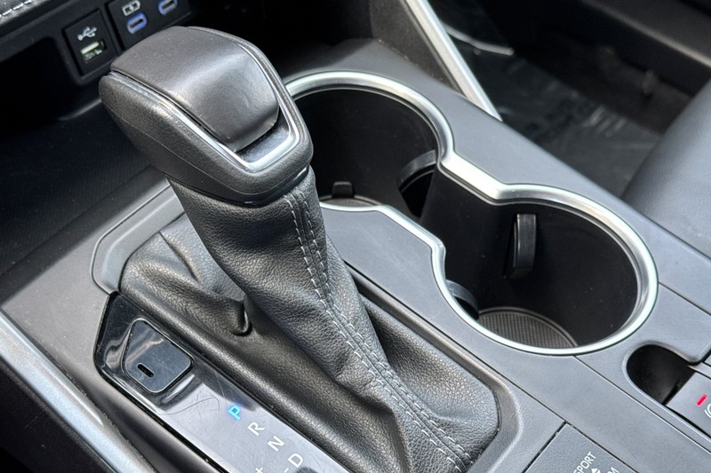 Toyota Highlander Vehicle Full-screen Gallery Image 34