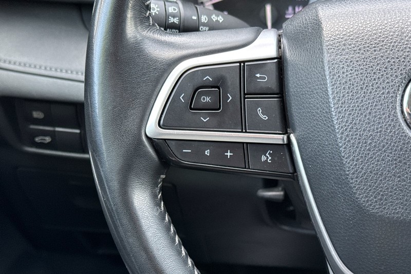 Toyota Highlander Vehicle Full-screen Gallery Image 37