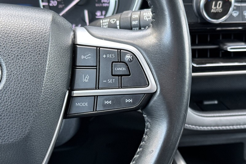 Toyota Highlander Vehicle Full-screen Gallery Image 38