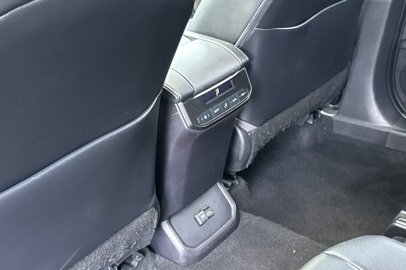 Toyota Highlander Vehicle Full-screen Gallery Image 42