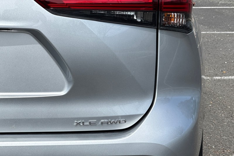 Toyota Highlander Vehicle Full-screen Gallery Image 49