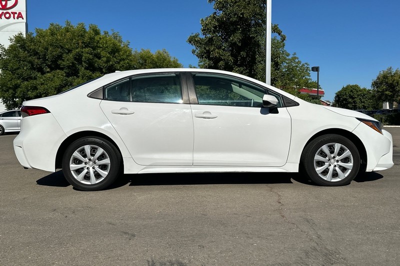 Toyota Corolla Vehicle Full-screen Gallery Image 03